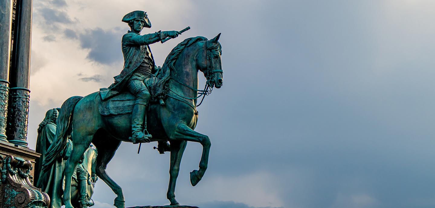 statue of solder riding a horse 