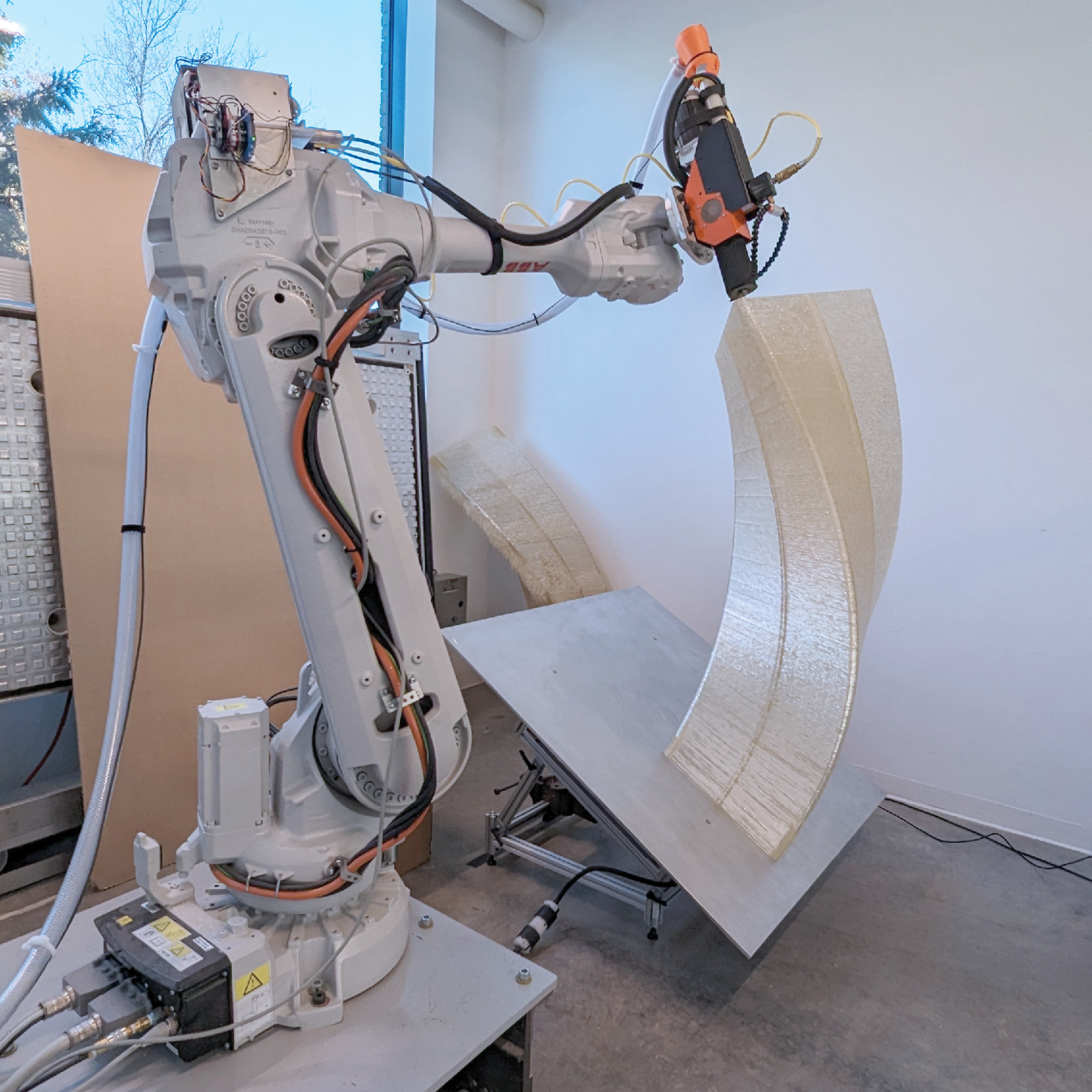 robotic arm printing twisted shape