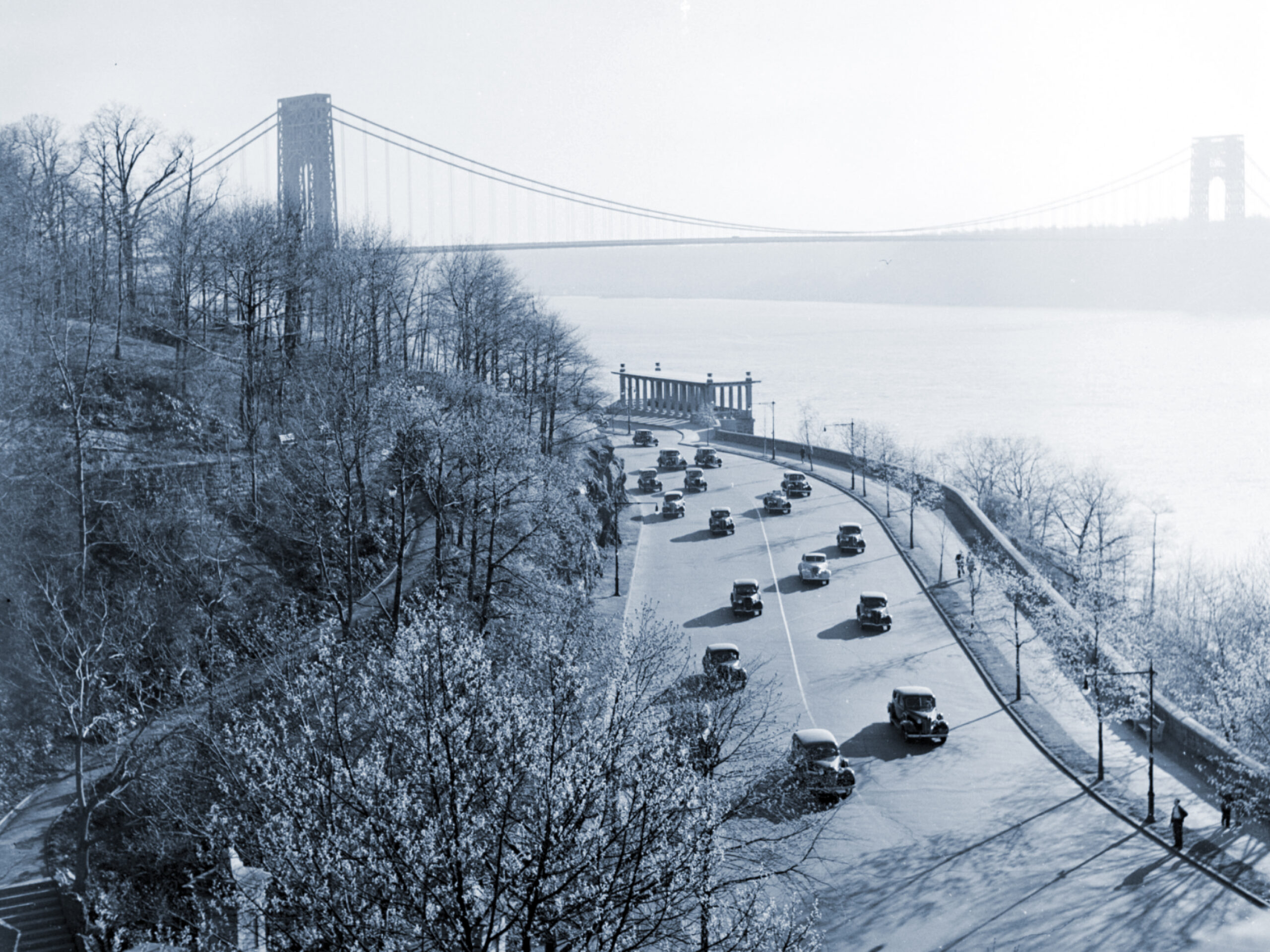A black and white picture of the Hudson River Parkway in the early 1900s.